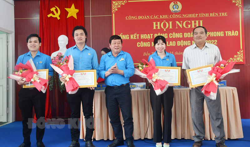 Tổng kết phong trào công nhân lao động và hoạt động công đoàn năm 2022 Trao giấy khen cho các tập thể tiêu biểu.