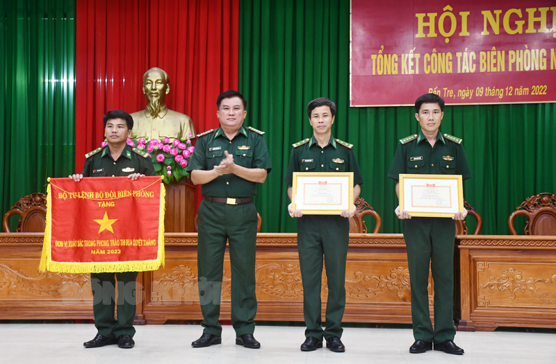 Đại tá Nguyễn Chí Quang - Chỉ huy trưởng Bộ đội Biên phòng tỉnh trao giấy khen và cờ thi đua cho các tập thể, cá nhân tiêu biểu năm 2022. Ảnh: Hữu Hiệp