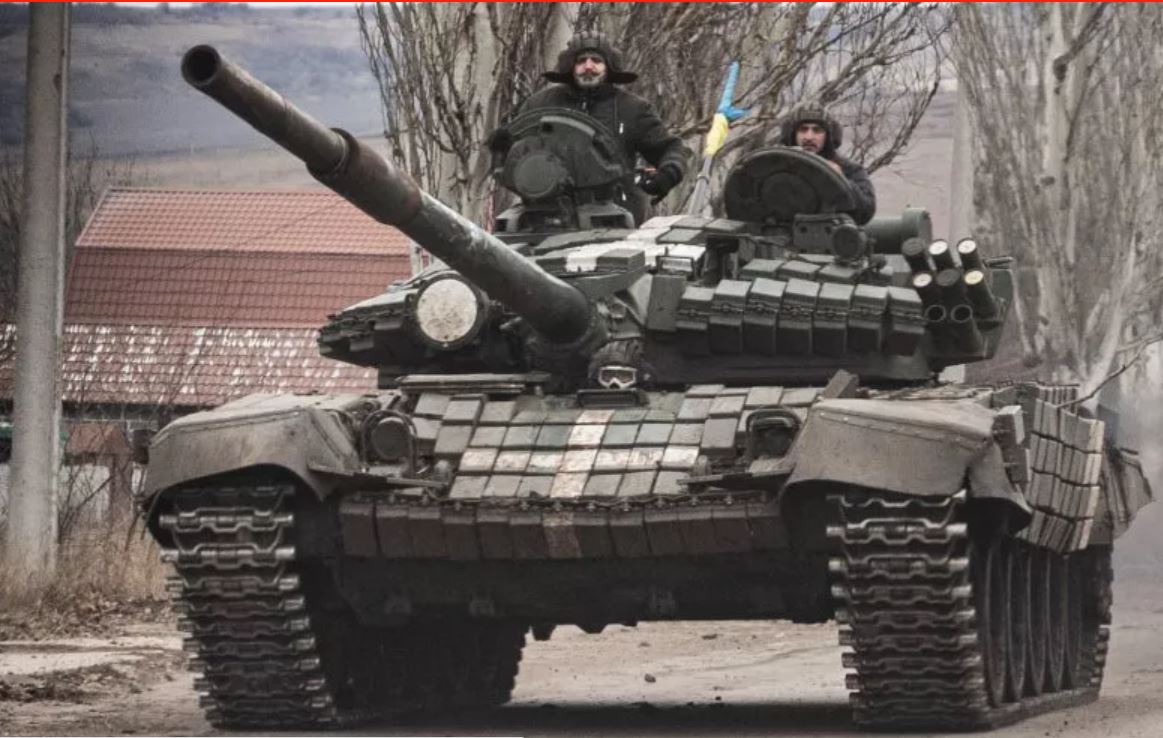 Binh sĩ Ukrainia trên xe tăng T-72 làm nhiệm vụ tại thành phố Bakhmut, miền Đông Ukraine, ngày 21-12-2022. Ảnh: AFP 