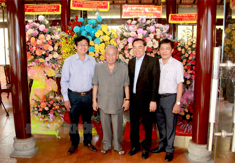 Chủ tịch UBND tỉnh Trần Ngọc Tam và đoàn cùng đi chụp ảnh lưu niệm cùng Đại tướng Lê Văn Dũng.