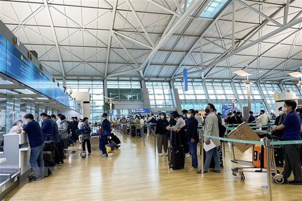 Hành khách xếp hàng làm thủ tục tại sân bay Incheon. (Ảnh: Anh Nguyên/TTXVN)