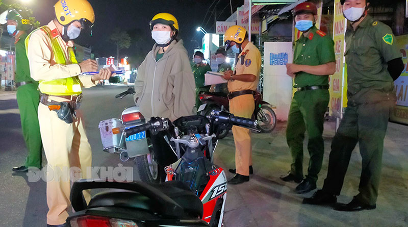 Tổ công tác 100 kiểm tra trường hợp có dấu hiệu vi phạm Luật Giao thông đường bộ. Ảnh: Thảo Giang