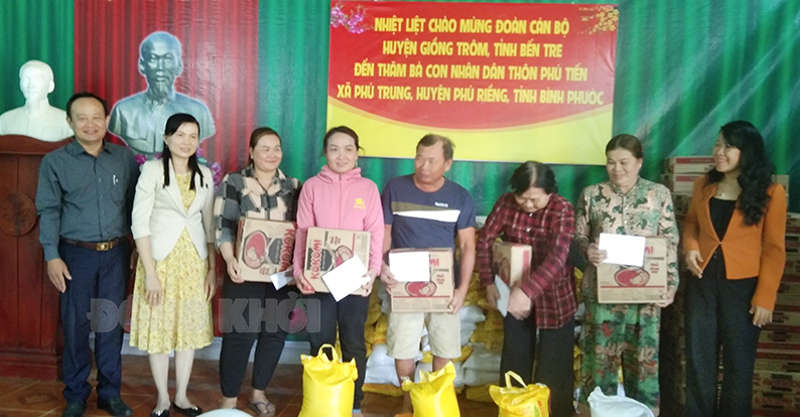 Giồng Trôm thăm dân vùng kinh tế mới tỉnh Bình Phước Lãnh đạo huyện Giồng Trôm tặng quà cho người dân.
