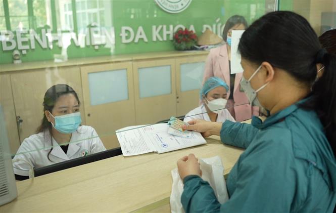 Từ 1-1-2023 bỏ sổ hộ khẩu, người dân sử dụng căn cước gắn chip để giao dịch hành chính Người dân sử dụng thẻ căn cước công dân gắn chíp đã tích hợp bảo hiểm y tế đến khám, chữa bệnh tại bệnh viện Đức Giang. Ảnh: TTXVN phát