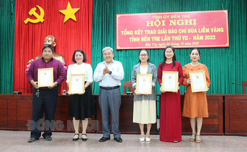 Đại diện lãnh đạo Sở Thông tin và Truyền thông trao giấy chứng nhận cho các tác giả đạt giả ba. Ảnh: Minh Mừng