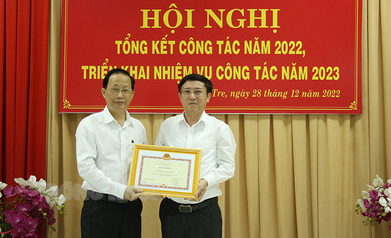 Kho bạc Nhà nước Bến Tre triển khai nhiệm vụ công tác năm 2023 Trao bằng khen của Bộ Tài chính cho tập thể KNBB Bến Tre.