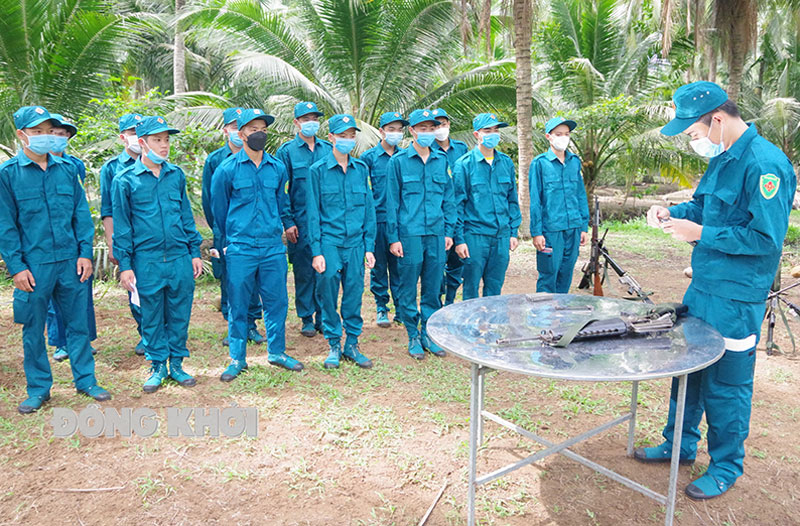 Lực lượng dân quân tự vệ năm thứ nhất huyện Mỏ Cày Nam ôn luyện nội dung tháo lắp súng thông thường.