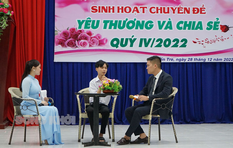 Em Nguyễn Khắc Duy chia sẻ câu chuyện của mình tại chương trình. 