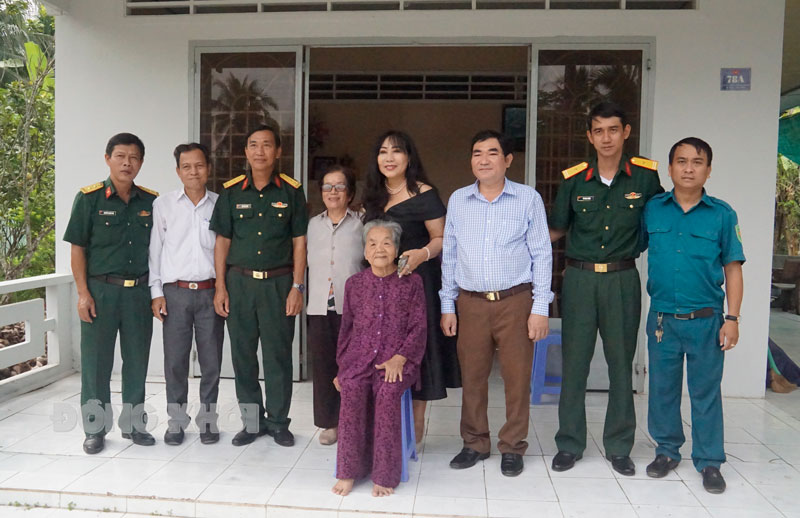 Vận động các nguồn lực để chăm lo Tết Bộ Chỉ huy Quân sự tỉnh và nhà tài trợ thăm, tặng quà mẹ Việt Nam anh hùng ở thị trấn Châu Thành. Ảnh: Ánh Nguyệt