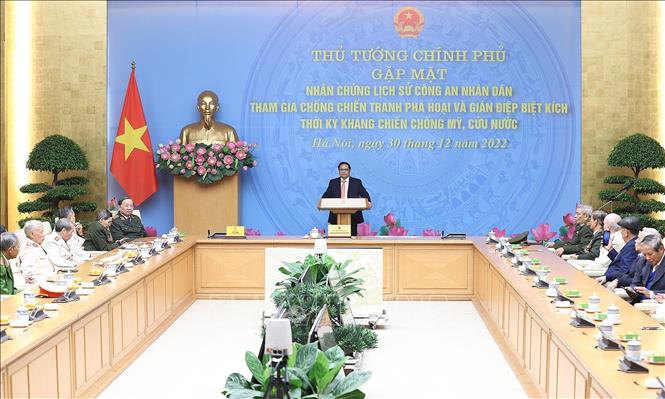 Thủ tướng Phạm Minh Chính gặp mặt nhân chứng lịch sử Công an nhân dân Thủ tướng Phạm Minh Chính động viên, chúc mừng các nhân chứng lịch sử Công an nhân dân. Ảnh: Dương Giang/TTXVN