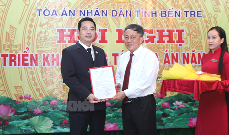 Tổng kết công tác tòa án năm 2022, triển khai nhiệm vụ công tác năm 2023 Thẩm phán TAND tối cao Nguyễn Văn Thuân trao quyết định bổ nhiệm Thâm phán cao cấp cho Chánh án TAND tỉnh Bùi Quang Sơn.