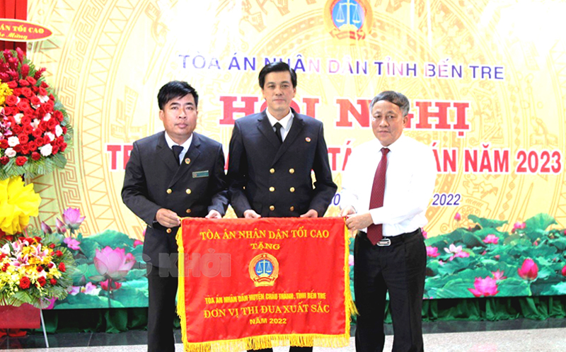 Tổng kết công tác tòa án năm 2022, triển khai nhiệm vụ công tác năm 2023 Thẩm phán TAND tối cao Nguyễn Văn Thuân trao cờ thi đua của TAND tối cao cho TAND huyện Châu Thành