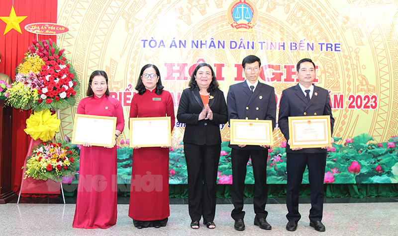 Tổng kết công tác tòa án năm 2022, triển khai nhiệm vụ công tác năm 2023 Phó bí thư Thường trực Tỉnh ủy, Chủ tịch HĐND tỉnh trao bằng khen của Chánh án TAND tối cao cho các tập thể xuất sắc.