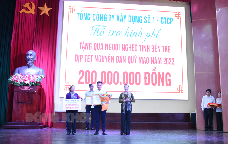 Ông Nguyễn Hoàng Hùng - đại diện Tổng công ty Xây dựng số 1 - CTCP trao bảng tượng trưng đóng góp cho tỉnh 200 triệu đồng để chăm lo quà Tết cho hộ nghèo, hộ có hoàn cảnh khó khăn trên địa bàn tỉnh.