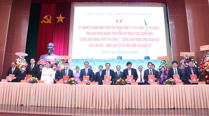 Chủ tịch UBND tỉnh Trần Ngọc Tam ký kết hợp tác với 10 đối tác chiến lược nhân kỷ niệm 62 năm ngày Bến Tre Đồng khởi. Ảnh: BĐK