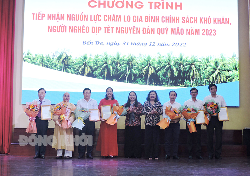 Tiếp nhận gần 17,1 tỷ đồng ủng hộ quà Tết Quý Mão 2023 Phó bí thư Thường trực Tỉnh ủy - Chủ tịch HĐND tỉnh Hồ Thị Hoàng Yến, Chủ tịch Ủy ban MTTQ Việt Nam tỉnh Nguyễn Thị Hồng Nhung nhận biểu trưng, tặng hoa cảm hơn nhà tài trợ.