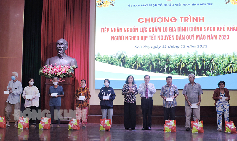 Tiếp nhận gần 17,1 tỷ đồng ủng hộ quà Tết Quý Mão 2023 Phó bí thư Thường trực Tỉnh ủy - Chủ tịch HĐND tỉnh Hồ Thị Hoàng Yến cùng nhà tài trợ trao quà cho bà con tại buổi lễ.