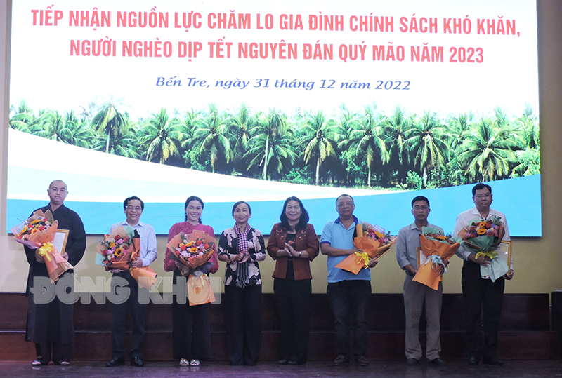 Tiếp nhận gần 17,1 tỷ đồng ủng hộ quà Tết Quý Mão 2023 Phó chủ tịch UBND tỉnh Nguyễn Thị Bé Mười, Phó chủ tịch Ủy ban MTTQ Việt Nam tỉnh Nguyễn Thị Mai Rý nhận biểu trưng, tặng hoa cảm hơn nhà tài trợ.