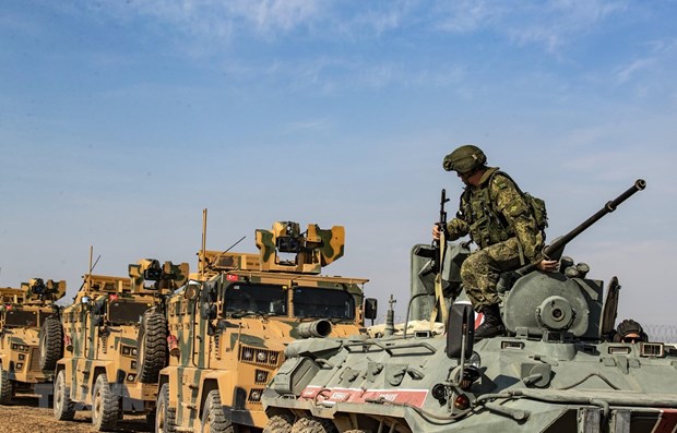 Xe quân sự Nga và Thổ Nhĩ Kỳ tuần tra tại thị trấn Darbasiyah, tỉnh Hasakeh, biên giới Syria-Thổ Nhĩ Kỳ, ngày 1-11-2019. Ảnh: AFP/TTXVN