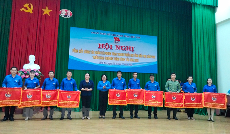 Tặng cờ thi đua cho các tập thể có thành tích xuất sắc.