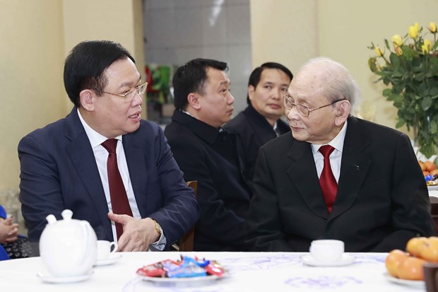 Chủ tịch Quốc hội Vương Đình Huệ thăm gia đình và thắp hương cố Trưởng Ban Thường trực Quốc hội Bùi Bằng Đoàn. (Ảnh: Doãn Tấn/TTXVN)