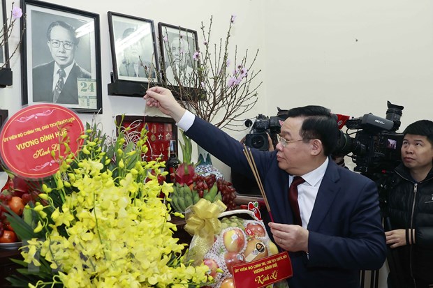 Chủ tịch Quốc hội Vương Đình Huệ thăm gia đình và thắp hương cố Chủ tịch Quốc hội Lê Quang Đạo. (Ảnh: Doãn Tấn/TTXVN)