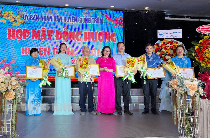 Họp mặt Ban Liên lạc Hội đồng hương huyện Giồng Trôm tại TP. Hồ Chí Minh Trao bằng khen của UBND tỉnh cho các cá nhân tích cực ủng hộ vật chất, thực hiện công tác xã hội từ thiện cho tỉnh Bến Tre.
