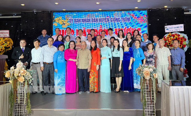 Họp mặt Ban Liên lạc Hội đồng hương huyện Giồng Trôm tại TP. Hồ Chí Minh Đại biểu chụp hình lưu niệm cùng với đồng hương Giồng Trôm tại TP. Hồ Chí Minh.