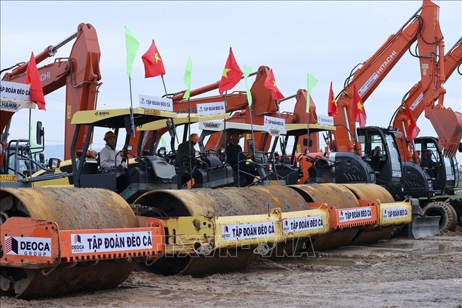 Máy công trình thi công dự án đường bộ cao tốc Bắc - Nam phía Đông đoạn Quảng Ngãi - Hoài Nhơ. Ảnh: Dương Giang/TTXVN