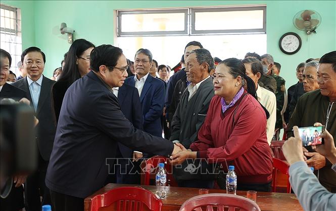 Thủ tướng Phạm Minh Chính đến thăm, động viên các hộ dân phải di dời để giải phóng mặt bằng, xây dựng tuyến cao tốc Bắc Nam phía Đông. Ảnh: Dương Giang/TTXVN