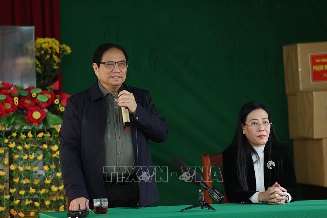 Thủ tướng Phạm Minh Chính động viên các hộ dân phải di dời để giải phóng mặt bằng, xây dựng tuyến cao tốc Bắc Nam phía Đông. Ảnh: Dương Giang/TTXVN