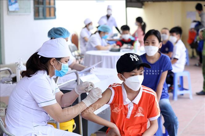 Ngày 1-1-2023, cả nước có 53 ca mắc mới COVID-19 Tiêm vắc-xin phòng COVID-19 cho người dân. Ảnh: TTXVN