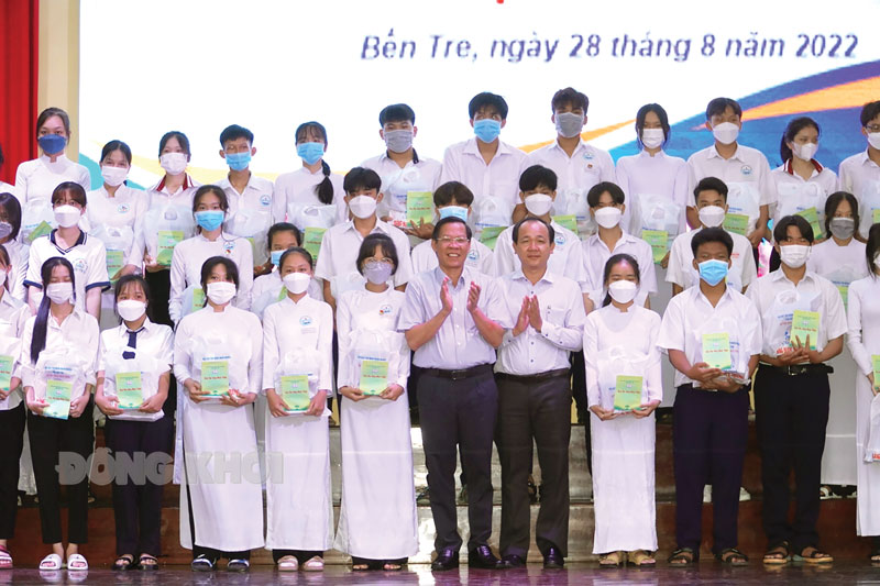 Ủy viên Trung ương Đảng, Chủ tịch UBND TP. Hồ Chí Minh Phan Văn Mãi (hàng thứ nhất, thứ 6, từ trái sang) trao học bổng Nhân Thiện cho học sinh, sinh viên tỉnh năm học 2022-2023.  Ảnh: Phan Hân