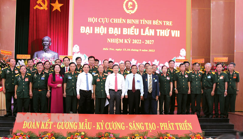 Thi đua “Đồng khởi mới” xây dựng quê hương Các đại biểu và Ban Chấp hành Hội Cựu chiến binh tỉnh nhiệm kỳ 2022 - 2027 chụp ảnh lưu niệm tại Đại hội đại biểu lần thứ VII. Ảnh: H. Đức