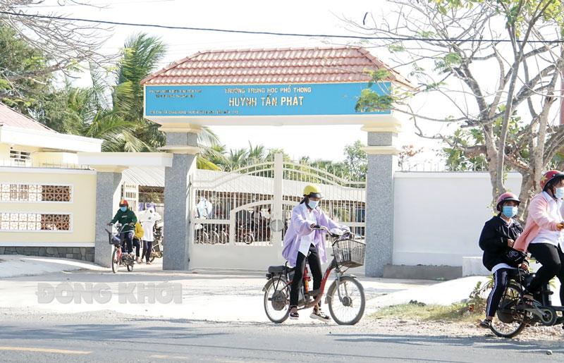 Ngôi trường THPT mang tên nhà cách mạng yêu nước Huỳnh Tấn Phát tại xã Châu Hưng, huyện Bình Đại. Ảnh: Ánh Nguyệt