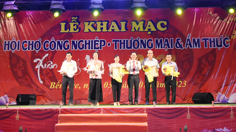 Phó chủ tịch UBND tỉnh Nguyễn Minh Cảnh trao chứng nhận và khen thưởng cho các chủ thể có sản phẩm đạt OCOP 3 sao và 4 sao.