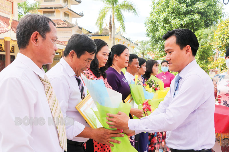 Bí thư Huyện ủy Mỏ Cày Nam Hà Quốc Cường trao giấy khen cho các tập thể thực hiện tốt Kết luận số 01-KL/TW của Bộ Chính trị, khóa XIII. Ảnh: Thạch Thảo