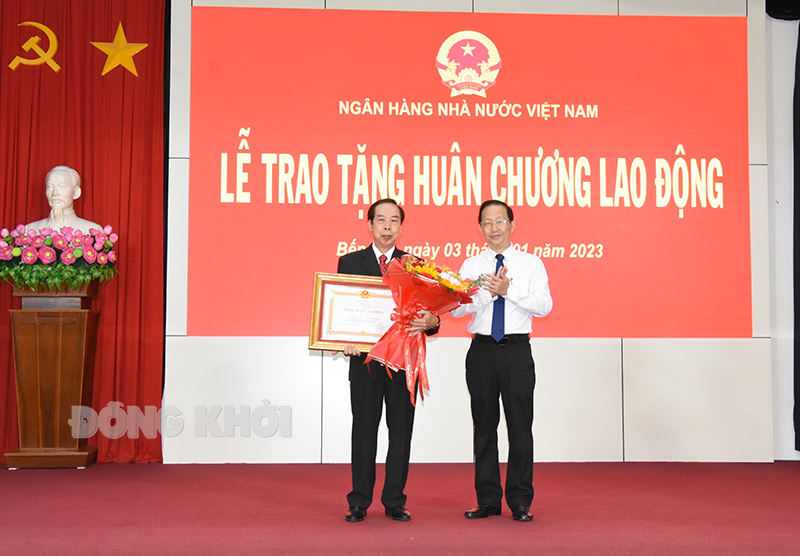 Trao tặng Huân chương Lao động hạng Nhì cho ông Trần Văn  Đức - nguyên Giám đốc NHNN tỉnh.
