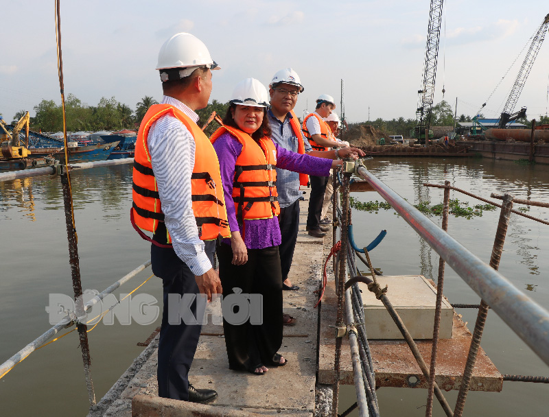 Phó bí thư Thường trực Tỉnh ủy - Chủ tịch HĐND tỉnh Hồ Thị Hoàng Yến thăm và chúc Tết công nhân tại công trình cầu Rạch Miễu 2 Phó bí thư Thường trực Tỉnh ủy - Chủ tịch HĐND tỉnh Hồ Thị Hoàng Yến thăm công nhân công trình cầu Rạch Miễu 2 đang thi công trên sông Tiền.