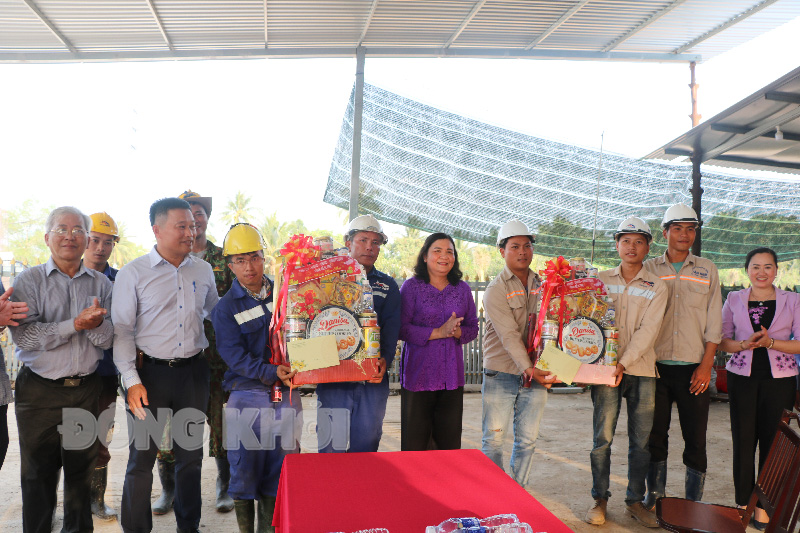 Phó bí thư Thường trực Tỉnh ủy - Chủ tịch HĐND tỉnh Hồ Thi Hoàng Yến tặng quà cho công nhân thi công Gói thầu xây lắp XL-04 tại xã An Khánh, huyện Châu Thành.