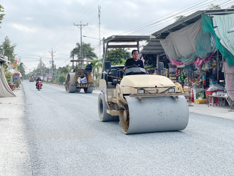 Thi công đường huyện lộ 26, nối huyện lộ 17 và quốc lộ 57, đoạn xã Hòa Lợi (Thạnh Phú). Ảnh: Trúc Nguyễn