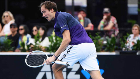 Daniil Medvedev cứu 9 set-point ở trận mở màn mùa 2023