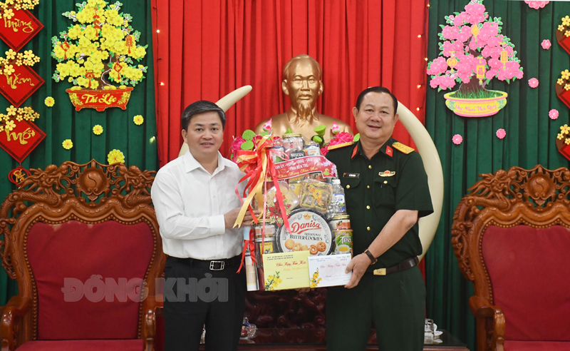 Bí thư Tỉnh ủy Lê Đức Thọ trao quà tại Bộ Chỉ huy Quân sự tỉnh.