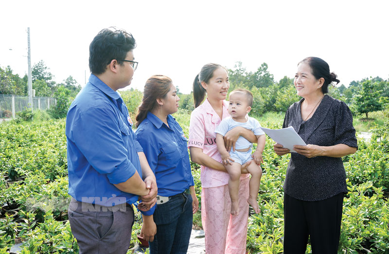 Tuyên truyền, vận động nhân dân cùng tham gia thực hiện các tiêu chí xã nông thôn mới nâng cao, ấp nông thôn mới kiểu mẫu. Ảnh: Thanh Đồng