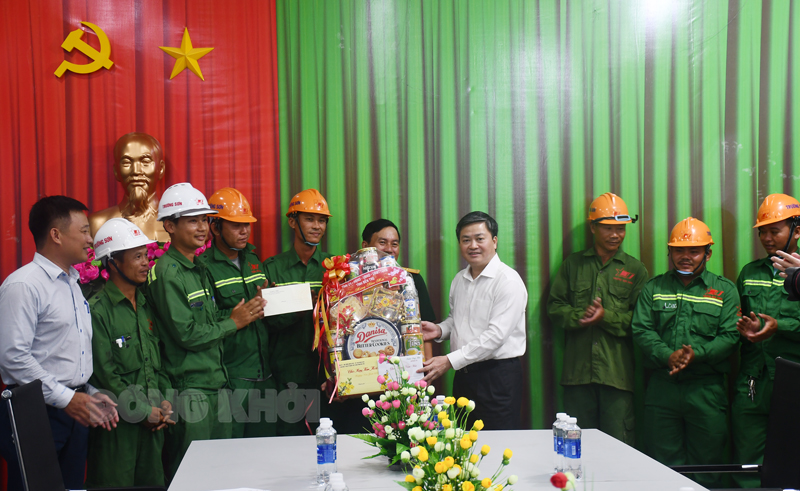 Bí thư Tỉnh ủy Lê Đức Thọ trao quà cho công nhân tại công trình cầu Rạch Miễu 2.