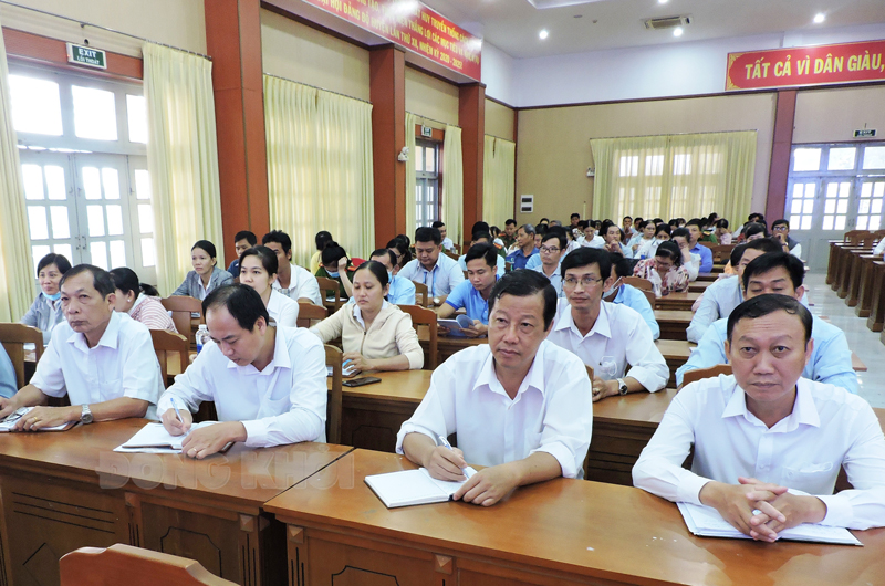 Hội nghị cán bộ chủ chốt triển khai, quán triệt Nghị quyết lần thứ sáu Ban Chấp hành Trung ương Đảng khóa XIII Đại biểu tham gia hội nghị triển khai, quán triệt NQ Hội nghị lần thứ sáu Ban Chấp hành Trung ương Đảng khóa XIII. Ảnh: P. Tuyết