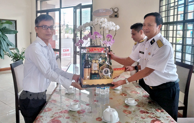 Hải đoàn 129 thăm, chúc mừng năm mới Báo Đồng Khởi Đại tá Huỳnh Văn Đa, Bí thư Đảng ủy - Chính ủy Hải đoàn 129 tặng quà lưu niệm, chúc mừng năm mới 2023 tập thể cán bộ, viên chức, lao động Báo Đồng Khởi.