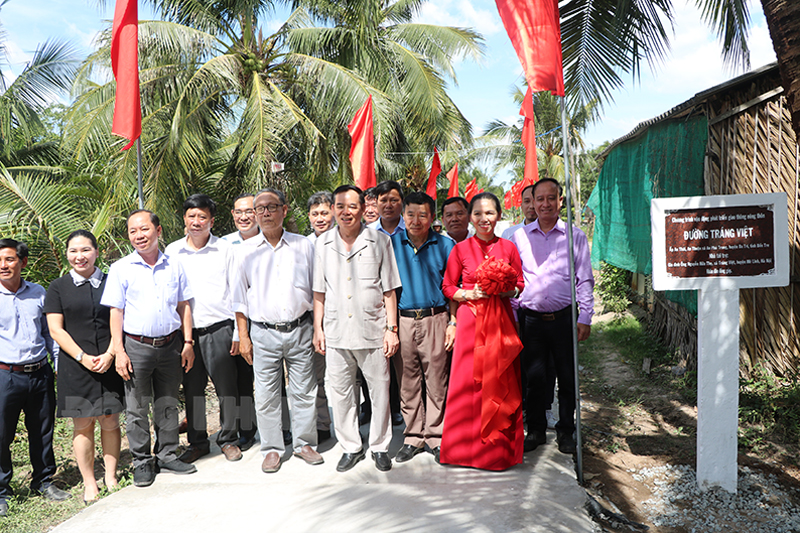 Gần 26 tỷ đồng vận động xây dựng mới và sửa chữa nâng cấp, bảo trì giao thông nông thôn Khánh thành một đoạn lộ bê-tông tại xã An Phú Trung, huyện Ba Tri do Hội KHKT cầu đường Bến Tre vận động xây dựng.