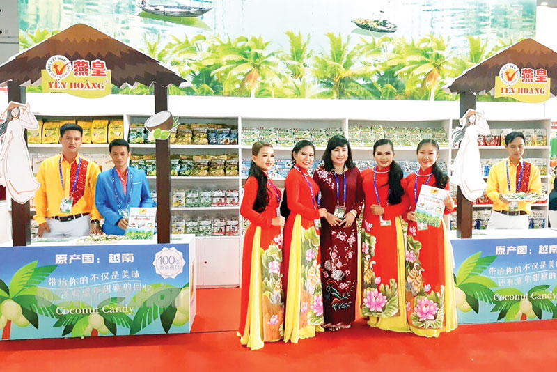 Sản phẩm OCOP Bến Tre ra thế giới Sản phẩm kẹo dừa của Công ty TNHH Vĩnh Tiến được chọn trưng bày đại diện cho sản phẩm quốc gia tại Hội chợ ASEAN - Trung Quốc. Ảnh: Thạch Thảo
