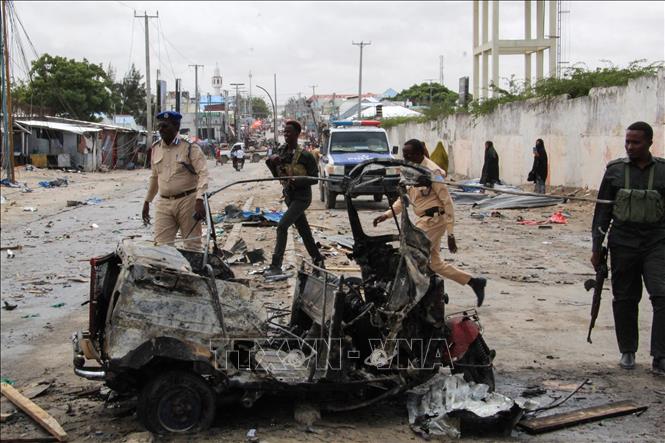 Cảnh sát Somalia điều tra tại hiện trường một vụ đánh bom liều chết ở thủ đô Mogadishu. Ảnh tư liệu: AFP/TTXVN